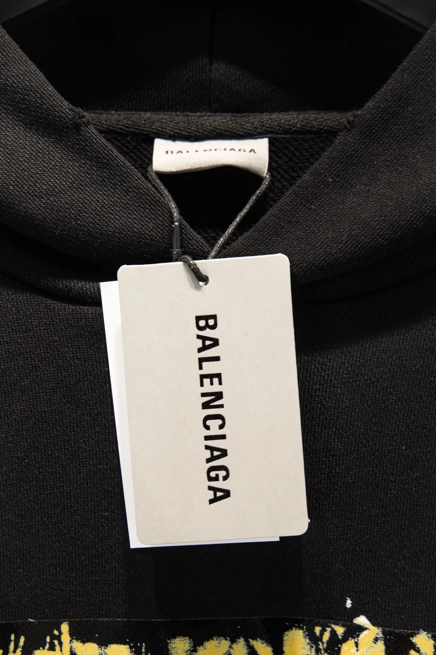 Style number: 5321#p154 🆕 BALENCIAGA 26SS Balenciaga printed distressed hooded sweatshirt. The os version is really charming. Balenciaga is also really unique. Each new season has the best version. It is very practical and can be worn casually. Nice✔️ - ⚠️100% cotton. Made of 460g pure cotton reactive black fabric. Made of imported knitting needle carded cotton, the thickness is moderate, drapey and contoured, making the upper body comfortable! ! It is very tolerant to fat body types and can instantly lose five pounds after wearing it! The back panel and front panel are made of direct-injection digital printing environmentally friendly glue material, using a mechanized printing process. Mechanical printing has high precision, the positioning accuracy can reach ±0.02mm, and the quality stability is strong. The body is treated with distressed elements, which greatly increases the interest of the clothing; it has a unique visual effect. The fabric is made of custom-woven and dyed reactive black. The dye is skin-friendly, soft and comfortable. It is different from the environmentally friendly black on the market. It is high-cost and does not increase the price. In the past two years, the oversize version has become the focus of the trend and has been a popular staple in the past two years. The change of designers has made this brand an instant hit. The progressive fashion of the times also needs the blood impact of fresh elements and trendy designs in order to continue its glory! It’s stylish both inside and outside, a must-have for high street travel! An absolute "eye-catching style" that can match couples 💏 Color: Reactive Black Size: XS S M L